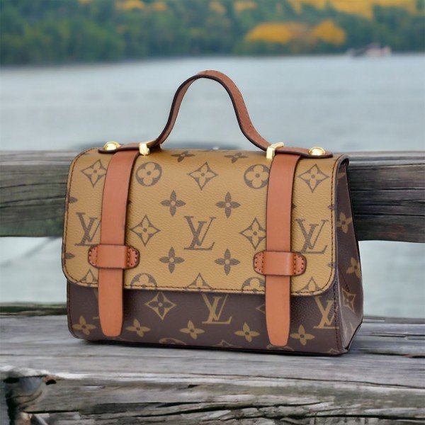 LOUIS VUITTON EVENING MASSENGER