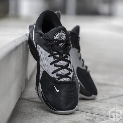 Branded Zoom Freak 4 Black White Light Smoke Grey